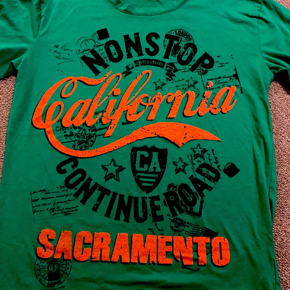 Men’s short sleeve shirt.